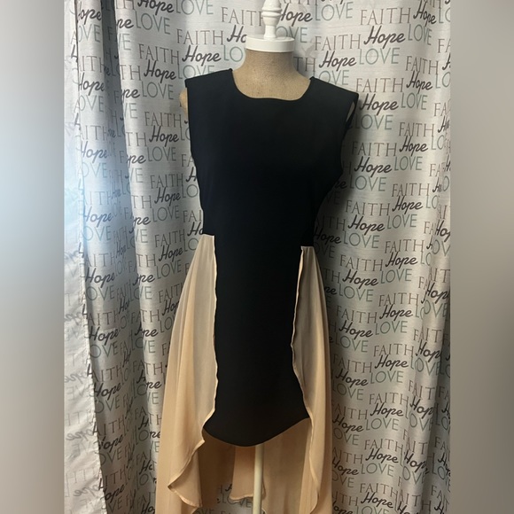 it’s very flowy and perfect for summer - Picture 1 of 3